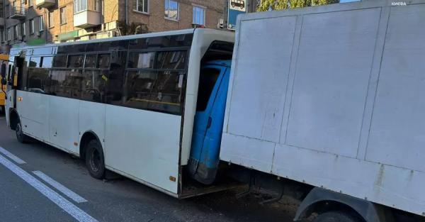 У Києві вантажівка в'їхала в маршрутку, постраждали чотири людини - Новини України