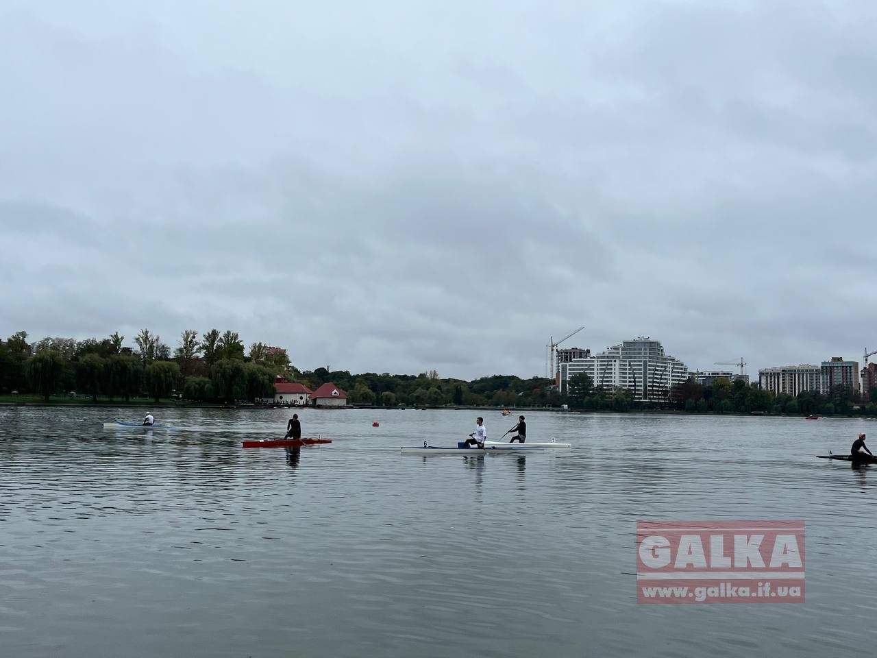 Веслувальники “Альбатросу” змаганнями на міському озері завершили літній сезон (ФОТО)