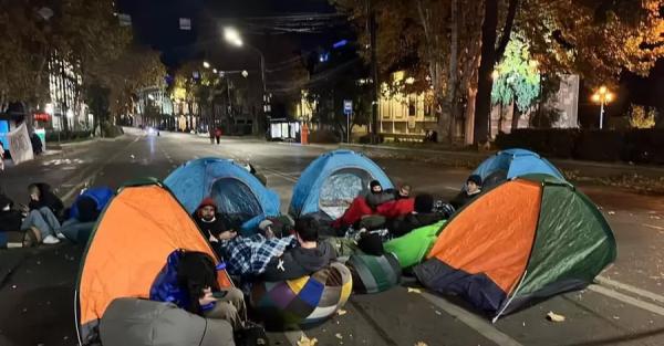 У центрі Тбілісі протестуючі встановили намети - Новини України