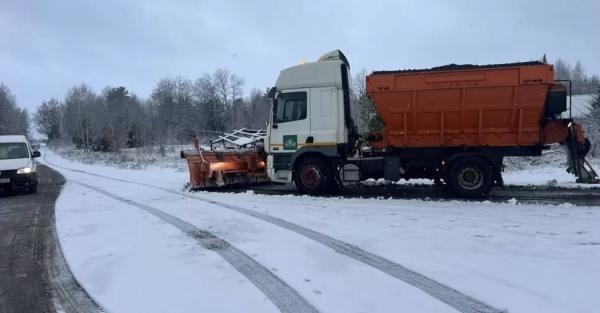 Київську область накрило снігом - на дорогах працюють майже сотня комунальників та 75 спецмашин - Новини України