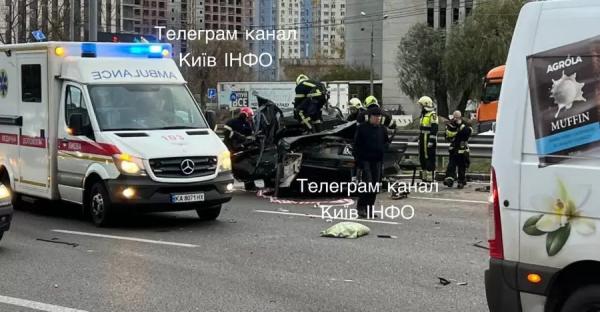 У Києві автобус протаранив кілька авто і влетів у кіоск на ринку, є загиблі, - соцмережі - Новини України