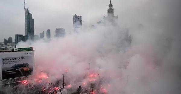 У Варшаві розпочався Марш незалежності - попри заборону учасники підпалили файєри - Новини України