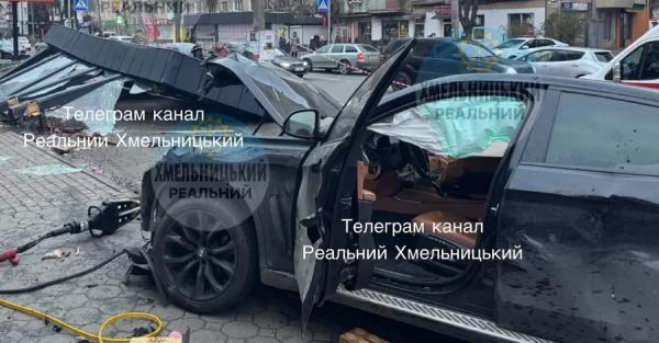 У Хмельницькому BMW на шаленій швидкості влетів в зупинку, - соцмережі - Новини України