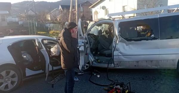 На Івано-Франківщині 19-річна водійка Jaguar скоїла ДТП — госпіталізовано 13 людей - Новини України
