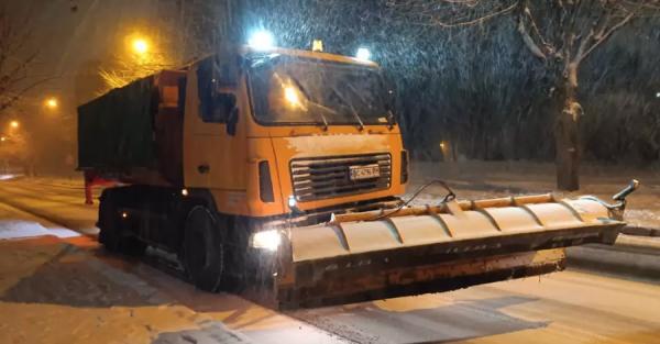 На Львів обрушився снігопад: дороги перетворилися на "ковзанку", створився автомобільний колапс - Новини України