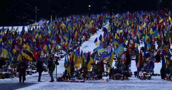 Вифлеємський вогонь миру доставили у Львів, спочатку його запалили на могилах захисників - Новини України