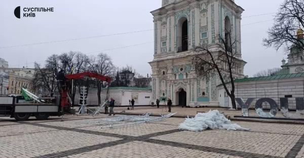 На Софійській площі площі встановлюють 15-метрову головну ялинку країни - Новини України