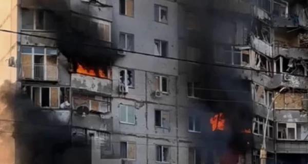 Росія вдарила по багатоповерхівці у Херсоні, спалахнули пожежі  - Новини України