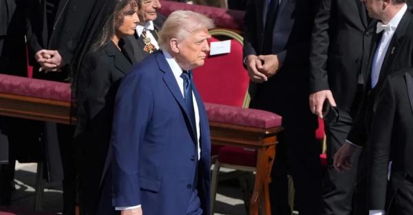 Трампа звинуватили у порушенні дрес-коду на похороні Папи Римського Франциска - Новини України