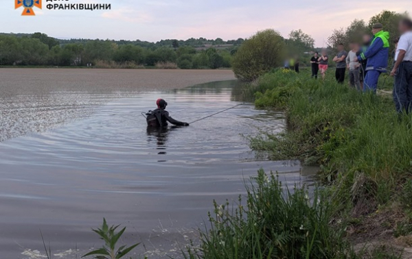 На Прикарпатті у ставку потонув хлопчик