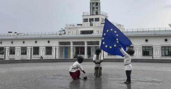 Мініскульптури засновників Києва перевдягли до Дня Європи - Новини України