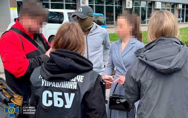 У Сумах на вимаганні хабаря затримали посадовицю вишу