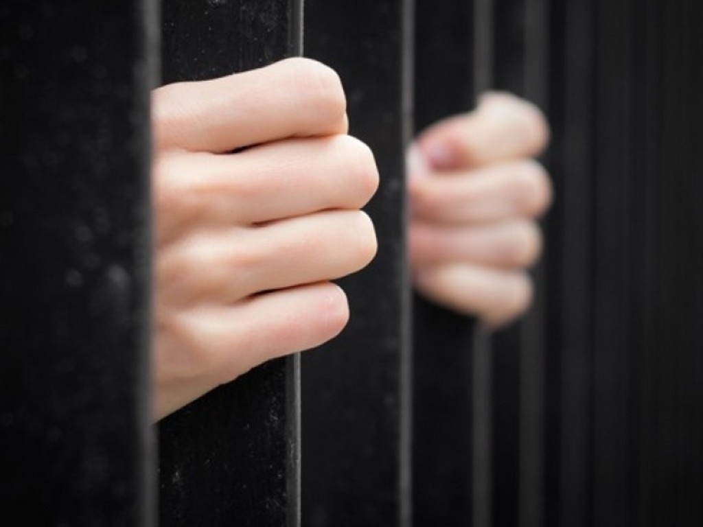 Вчителька з Прикарпаття проведе 10 років за ґратами за зберігання та поширення наркотиків