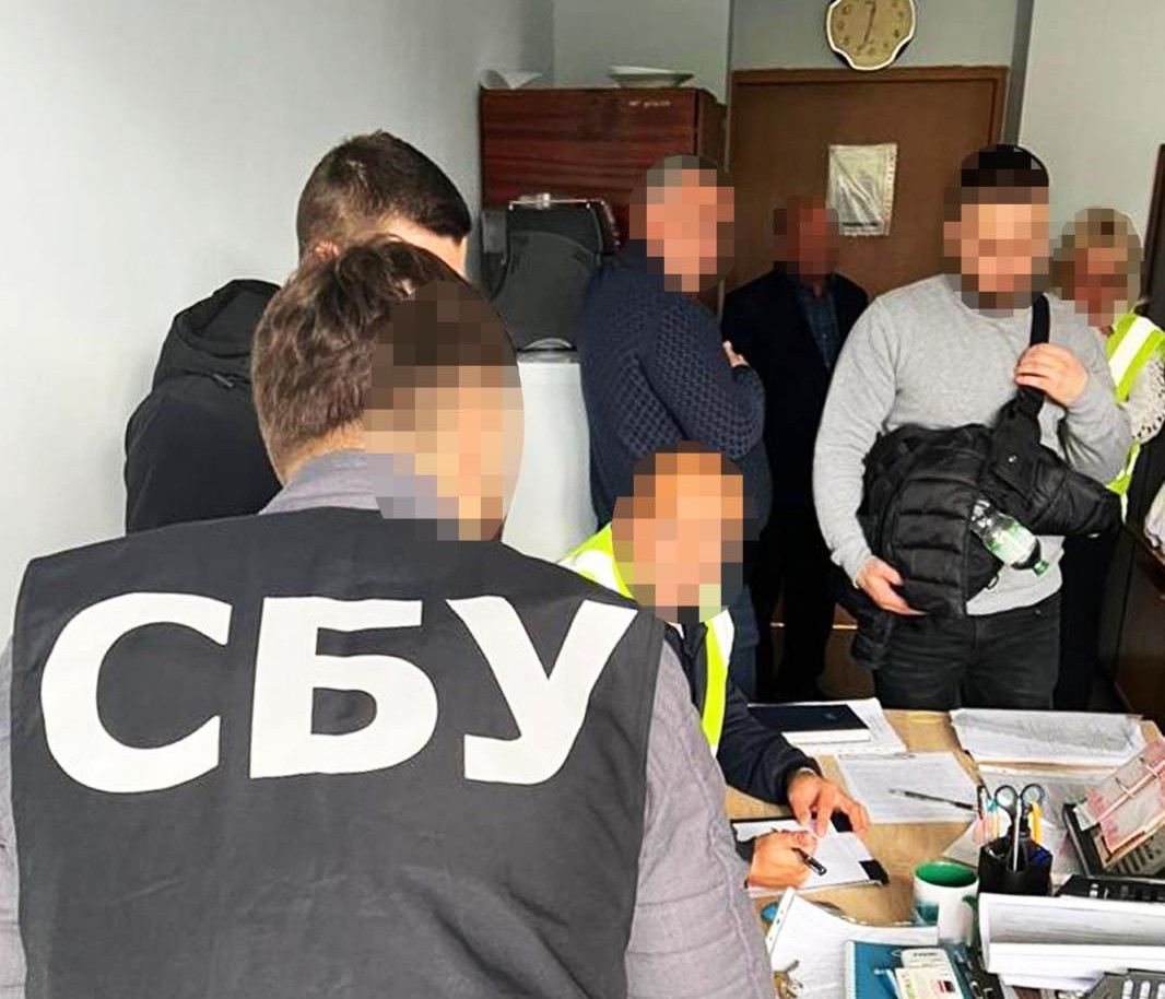 Здавали спецтехніку в оренду за хабар: двоє прикарпатських посадовців заплатять по 150 тисяч штрафу