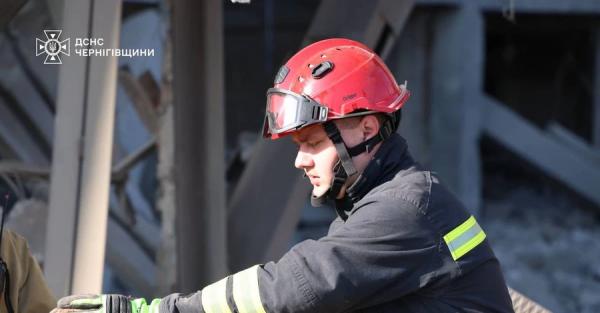 У Чернігові росіяни вдарили по об’єкту інфраструтктури, під завалами можуть бути люди - Новини України