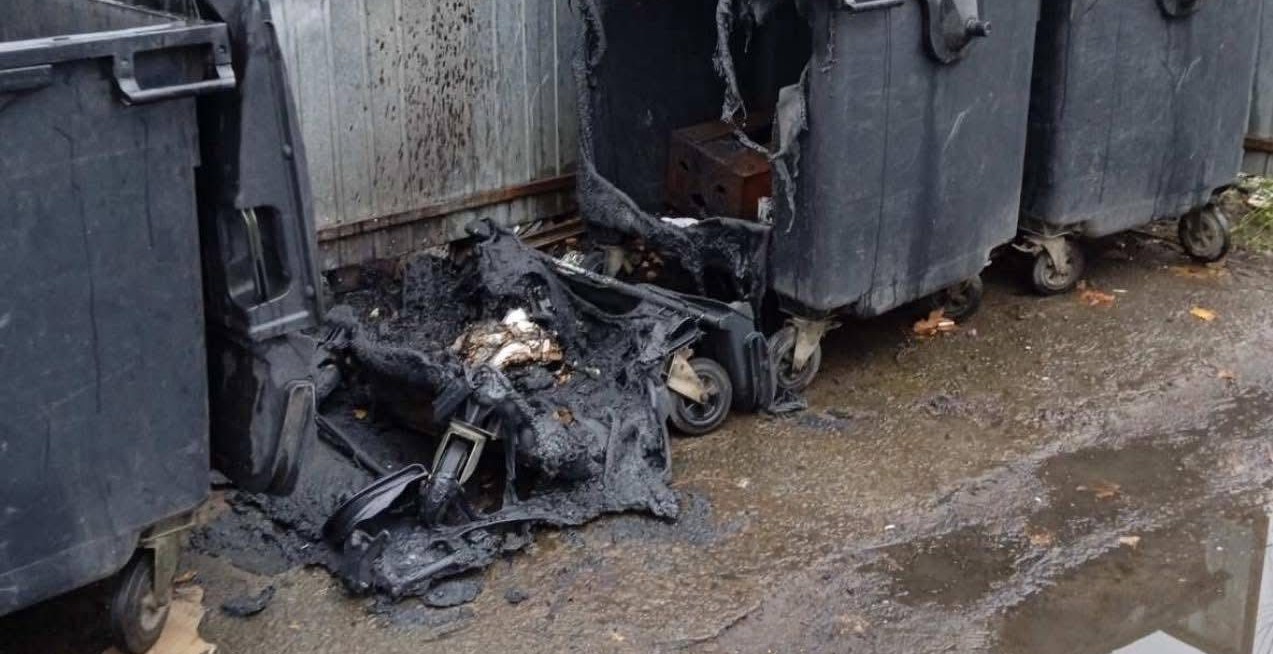 У Калуші невідомі підпалюють сміттєві контейнери: на одній з вулиць спалили всі (ФОТО)