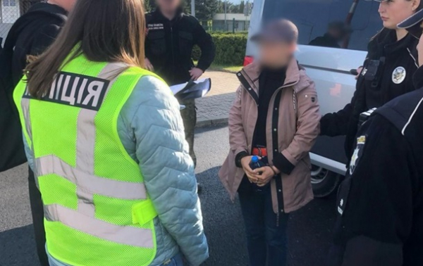 Підозрювану у незаконному переправлення мігрантів екстрадували з Німеччини