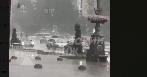 Київ накрила негода - сильний дощ із градом затопив вулиці столиці - Новини України