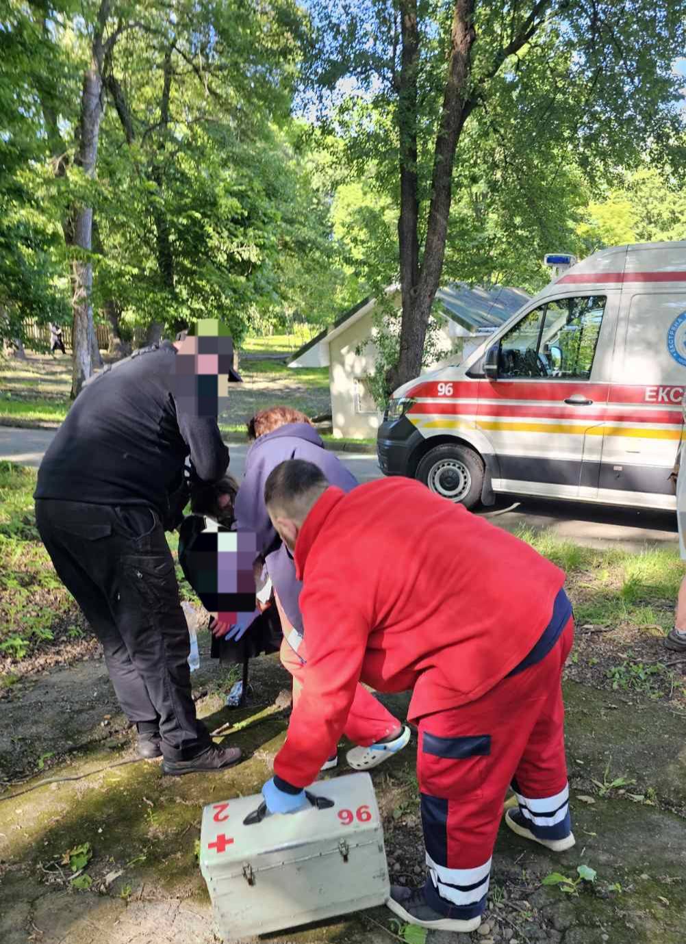 Муніципали знайшли у парку: в Калуші неповнолітню госпіталізували з алкогольним отруєнням