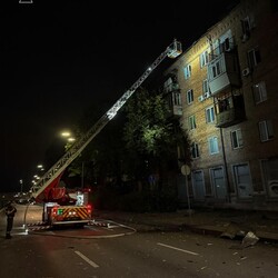 У Києві після російської атаки завалився під'їзд п'ятиповерхівки, під руїнами є люди  - Новини України