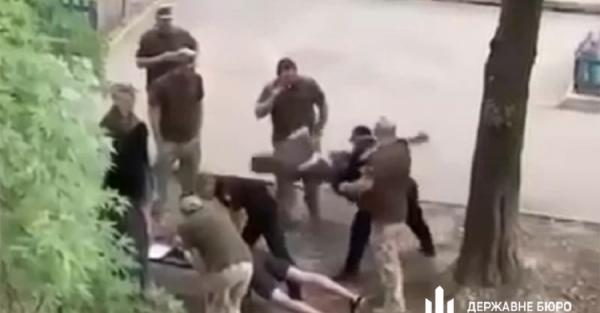 ДБР вивчає обставини бійки між чоловіками та представниками ТЦК у Чернігові - Новини України