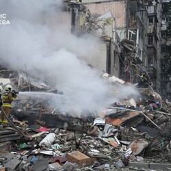 У Києві після російської атаки завалився під'їзд п'ятиповерхівки, під руїнами є люди  - Новини України