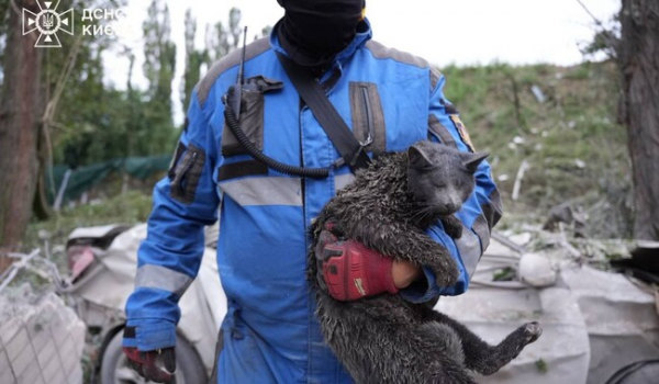 У Києві після російської атаки завалився під'їзд п'ятиповерхівки, під руїнами є люди  - Новини України
