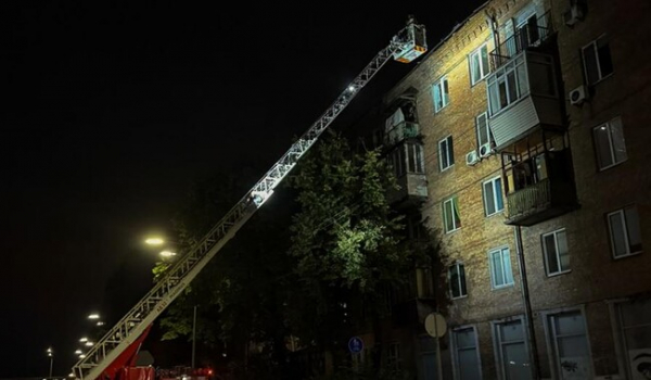 У Києві після російської атаки завалився під'їзд п'ятиповерхівки, під руїнами є люди  - Новини України
