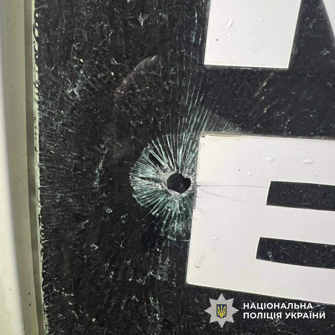 На Косівщині чоловік “розстріляв” машину з “пневмата”: поранив 12-річного хлопчика (ФОТО)