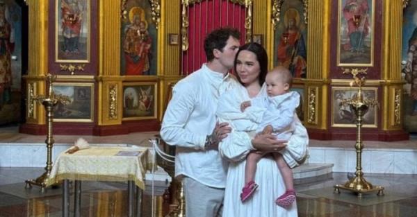 Євген Кот із дружиною хрестив однорічну дочку і показав кадри з таїнства - Новини України