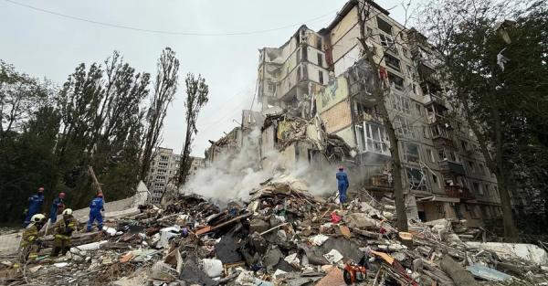 У Києві після російської атаки завалився під'їзд п'ятиповерхівки, під руїнами є люди  - Новини України