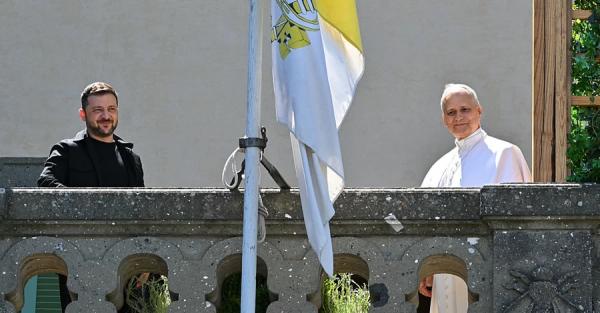 Зеленський вперше зустрівся з новим Папою Римським у його літній резиденції - Новини України