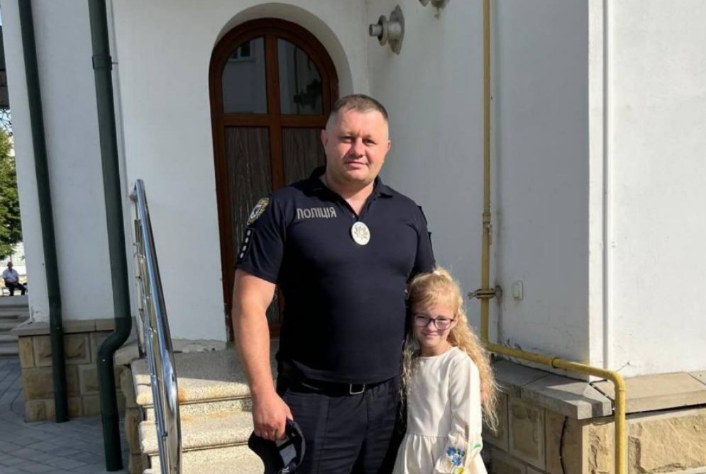 На Франківщині поліціянт врятував дитину, яка подавилася цукеркою