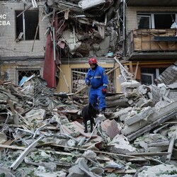 У Києві після російської атаки завалився під'їзд п'ятиповерхівки, під руїнами є люди  - Новини України
