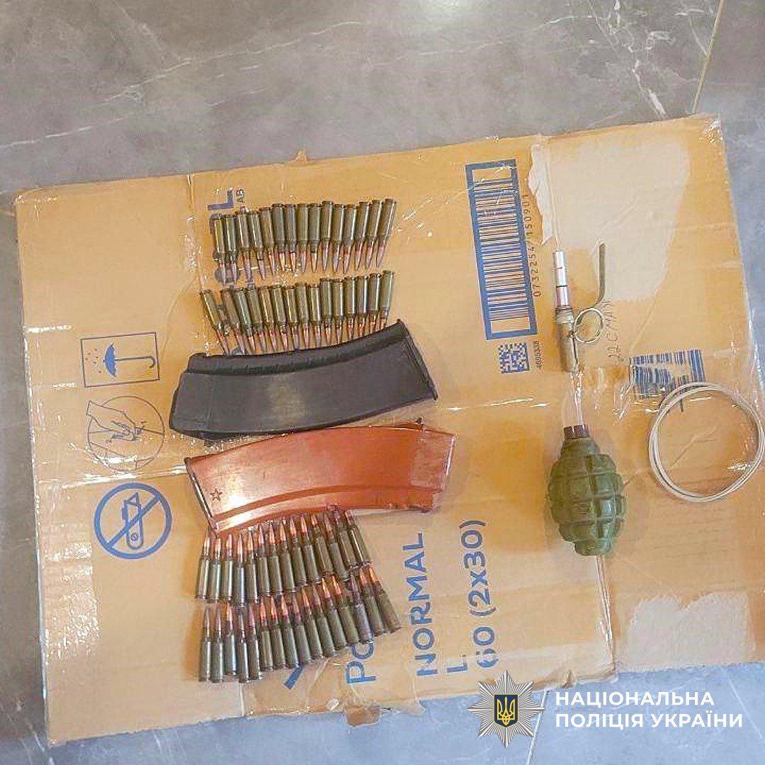 Автомати Калашникова та гранати: на Надвірнянщині затримали групу торговців зброєю (ФОТО)