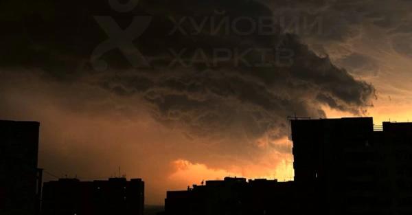 У Харкові та області через негоду повалено дерева, підтоплено вулиці, пропало світло - Новини України