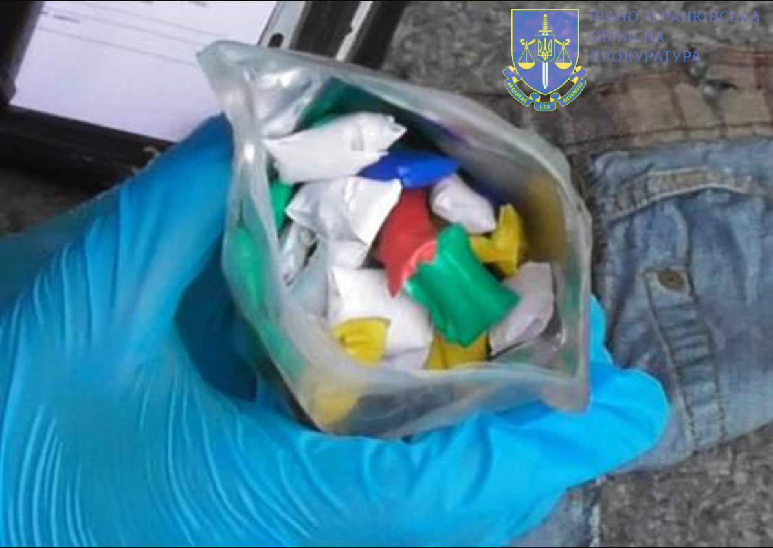 У Коломиї у 18-річного хлопця виявили понад сотню “закладок”