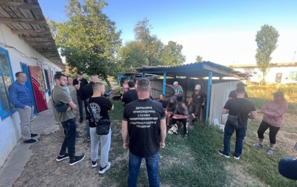 На Дніпропетровщині затримали банду, яка тримала у рабстві 16 осіб