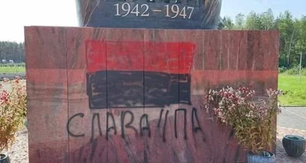 У Польщі вандали поглумилися над пам'ятником жертвам Волинської трагедії - Новини України