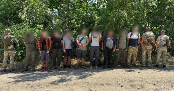 Під Молдовою затримали дев'ять уклоністів, які три доби йшли до кордону - Новини України