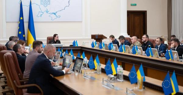 Офіційно: Кабмін дозволив виїзд за кордон чоловікам до 22 років - Новини України