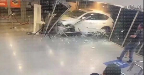 У Києві автомобіль на швидкості влетів у ТРЦ Ocean Plaza - Новини України