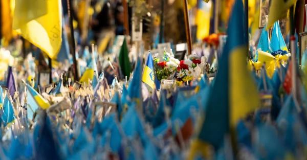 Хвилина мовчання у День пам'яті захисників: телеканали зупинили ефіри, а на вокзалах пролунав гудок - Новини України