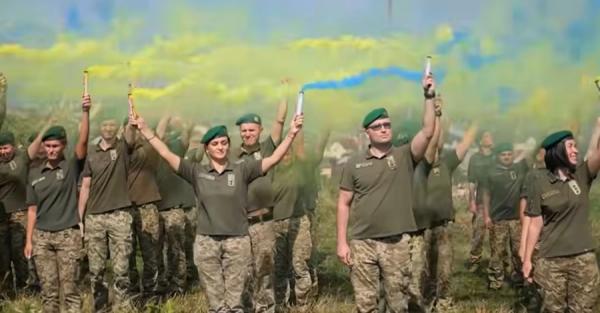 У Львові прикордонники створили живий прапор України на висоті майже 300 метрів - Новини України