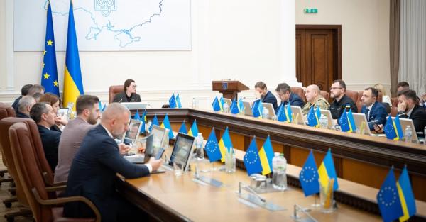 Кабмін опублікував постанову про дозвіл на виїзд чоловікам до 22 років включно - Новини України