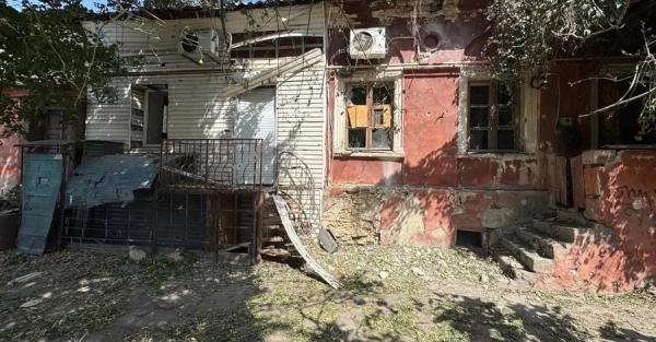 У Херсоні внаслідок обстрілу загинула жінка, її троє дочок — у лікарні - Новини України