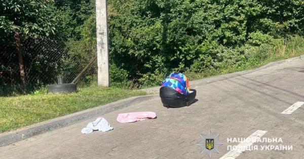 У Львові чоловік забув люльку з дитиною на даху авто та поїхав – хлопчик травмований - Новини України