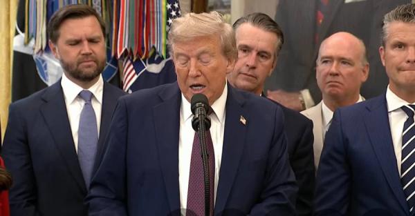 Трамп вийшов до журналістів на обіцяну пресконференцію та оголосив про нові рішення - Новини України