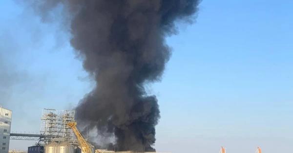У порту Чорноморська спалахнула велика пожежа - дим видно з сусідніх міст  - Новини України
