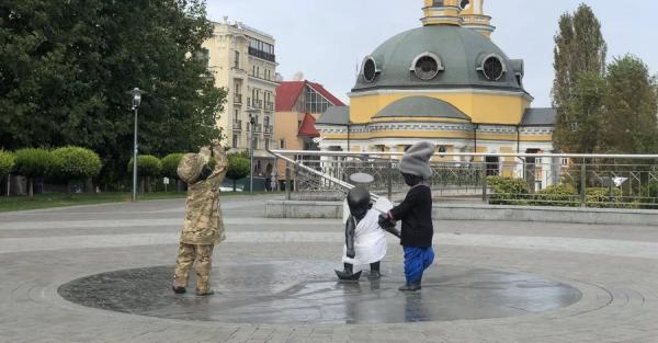 Скульптури малюків-засновників Києва перевдягли з нагоди Дня захисників та свята Покрови - Новини України